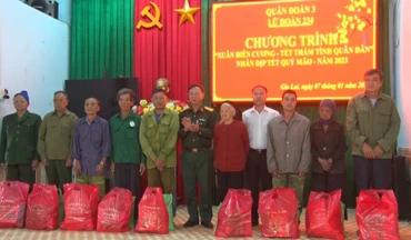 Tặng quà cho bà con nghèo tại xã Ia Lâu (Chư Prông, Gia Lai).