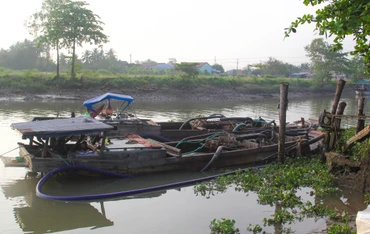 2 phương tiện khai thác cát trái phép bị Công an huyện Mang Thít bắt giữ rạng sáng 3/3. 