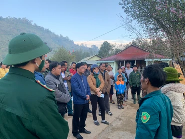Chính quyền địa phương, bộ đội biên phòng đến thăm, động viên các gia đình bị cháy nhà. 