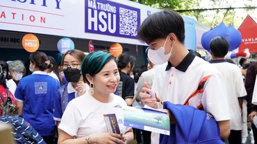 Thí sinh tìm hiểu thông tin về trường tại ngày hội tư vấn tuyển sinh. Ảnh: HSU