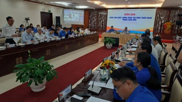 Đại biểu đóng góp ý kiến tại diễn đàn Nâng cao chất lượng công tác phát triển Đảng trong sinh viên. 