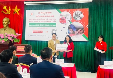 Trung ương Hội Chữ thập đỏ Việt Nam tiếp nhận ủng hộ của các đơn vị, doanh nghiệp.