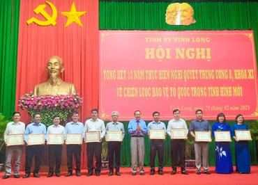 Ban Tổ chức khen thưởng các tập thể và cá nhân có thành tích xuất sắc trong 10 năm thực hiện Nghị quyết Trung ương 8 (khóa XI).