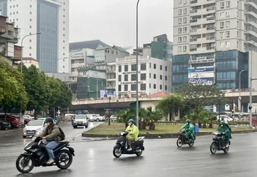 Hà Nội trời mưa nhỏ, mưa phùn. (Ảnh: Đ.T)