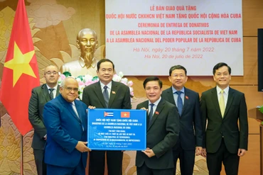 Phó Chủ tịch Thường trực Quốc hội Trần Thanh Mẫn và các đại biểu chứng kiến bàn giao quà Quốc hội Việt Nam tặng Quốc hội Cuba. (Ảnh: Duy Linh)