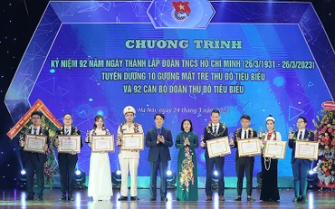 Phó Bí thư Thường trực Thành ủy Hà Nội Nguyễn Thị Tuyến, Bí thư Thường trực Trung ương Đoàn Nguyễn Ngọc Lương trao Bằng khen tặng các Gương mặt trẻ Thủ đô tiêu biểu năm 2022.