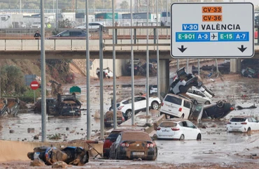 Những chiếc ô-tô ngổn ngang trên đường sau khi lũ lụt tràn qua ở ngoại ô Valencia. (Ảnh Reuters)
