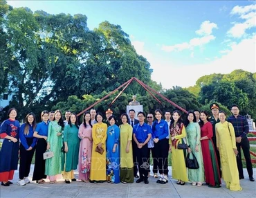 Cán bộ, đảng viên đang sinh hoạt tại các chi bộ thuộc Đại sứ quán và các cơ quan đại diện của Việt Nam ở Cuba tưởng niệm Chủ tịch Hồ Chí Minh tại công viên mang tên Người ở thủ đô La Habana, Cuba. 