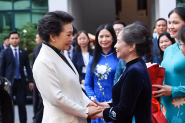Phu nhân Tổng Bí thư Nguyễn Phú Trọng đón Phu nhân Tổng Bí thư, Chủ tịch Trung Quốc Tập Cận Bình tới thăm Bảo tàng Phụ nữ Việt Nam.