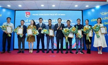 Các đồng chí đại diện Ban Tổ chức trao giải A tặng các tác giả, nhóm tác giả.