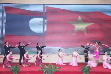 Một tiết mục biểu diễn nghệ thuật tại buổi gặp mặt. (Ảnh: Hải Tiến)