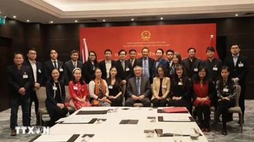 Phó Thủ tướng và Đoàn công tác chụp ảnh lưu niệm với đại diện Hội trí thức Việt Nam tại Anh tham dự buổi gặp gỡ. (Ảnh: Phong Hà/TTXVN)