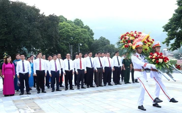 Các đồng chí lãnh đạo tỉnh Hà Giang dâng hoa trước Tượng đài Chủ tịch Hồ Chí Minh.