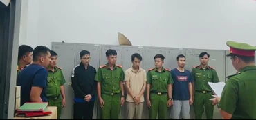 Các bị can bị bắt tại Trung tâm Đăng kiểm 50-13D.
