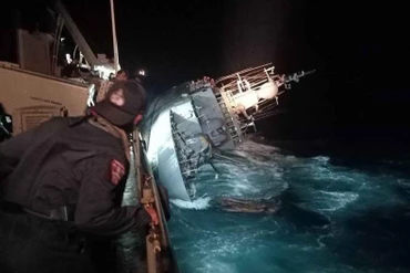 Tàu HTMS Sukhothai bị nghiêng trước khi chìm xuống Vịnh Thái Lan ngày 18/12 (Nguồn: Hải quân Hoàng gia Thái Lan)