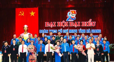 Lãnh đạo Tỉnh ủy Hà Giang và Trung ương Đoàn tặng hoa chúc mừng Ban Chấp hành Tỉnh đoàn khóa mới.