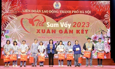 Phó Bí thư Thường trực Thành ủy Nguyễn Thị Tuyến trao quà và vé xe về quê đón Tết cho công nhân lao động.