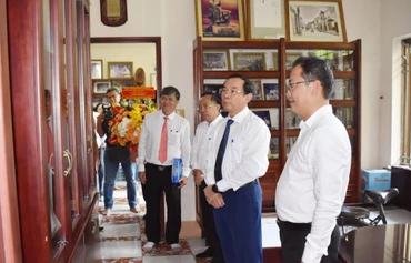 Bí thư Thành ủy Thành phố Hồ Chí Minh Nguyễn Văn Nên tham quan phòng lưu giữ tư liệu, hình ảnh tại gia đình cố Giáo sư, Nhà giáo Nhân dân Trần Văn Giàu (ảnh Đan Như).