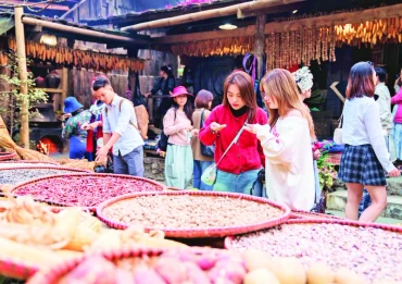 Sa Pa là một trong những điểm đến được yêu thích trong dịp nghỉ lễ 30/4 - 1/5. Trong ảnh: Du khách tham quan bản Cát Cát. (Ảnh MINH TÚ)