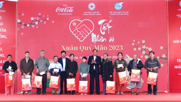 Phó Chủ tịch Quốc hội Trần Quang Phương trao quà cho hộ dân có hoàn cảnh khó khăn bị thiệt hại do thiên tai năm 2022.