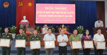 Đại diện Thường trực Tỉnh ủy Bạc Liêu tặng bằng khen các tập thể có thành tích thực hiện tốt Chỉ thị 12.