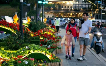 Du khách nước ngoài trải nghiệm đêm phố núi Đà Lạt.