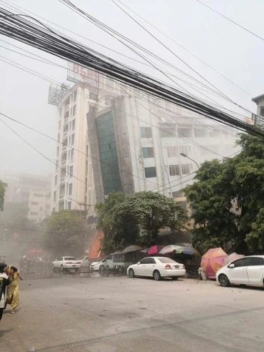  Tòa nhà đổ nghiêng do động đất ở Myanmar. (Nguồn: Vietnam+) 
