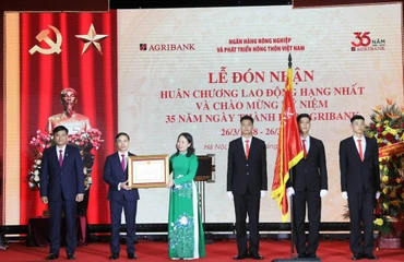 Phó Chủ tịch nước Võ Thị Ánh Xuân trao Huân chương Lao động hạng Nhất tặng Agribank. 