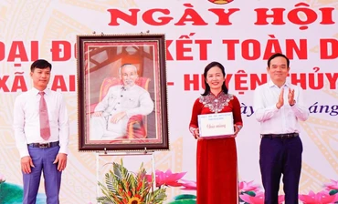 Đồng chí Trần Lưu Quang, Bí thư Thành ủy Hải Phòng, trao quà tặng cán bộ và nhân dân xã Lại Xuân.