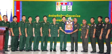 Bộ đội Biên Phòng An Giang chúc lực lượng vũ trang Vương quốc Campuchia đón Tết cổ truyền đầm ấm. (Ảnh: Bộ đội Biên phòng An Giang)