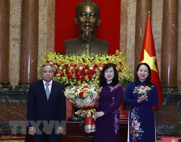 Quyền Chủ tịch nước Võ Thị Ánh Xuân chúc mừng Bộ trưởng Y tế Đào Hồng Lan và Phó Giáo sư, Tiến sĩ, Anh hùng lao động Trần Ngọc Lương, nguyên Giám đốc Bệnh viện Nội tiết Trung ương, đại diện cho đội ngũ y bác sĩ cả nước nhân Ngày Thầy thuốc Việt Nam. (Ảnh: TTXVN)