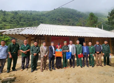  Công ty Điện lực Sơn La bàn giao nhà cho gia đình ông Thào Giống Sếnh, dân tộc H’Mông, bản Ty, xã Chiềng Bôm, huyện Thuận Châu.