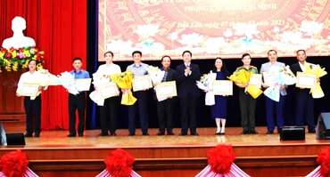Bí thư Tỉnh ủy Đắk Lắk Nguyễn Đình Trung trao tặng Bằng khen của Ban Thường vụ Tỉnh ủy cho 9 tập thể có thành tích xuất sắc trong 20 năm thực hiện Nghị quyết số 23-NQ/TW của Ban Chấp hành Trung ương Đảng khóa IX.