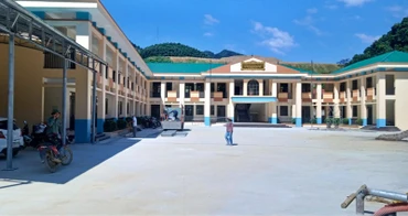 Trường Mầm non và Tiểu học Xuyên Sơn do ông Nguyễn Huy Quý tài trợ xây dựng, mua sắm đầy đủ cơ sở vật chất.