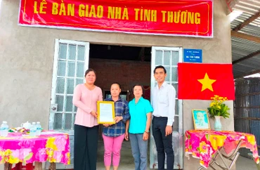 Bà Nguyễn Thị Oanh (ấp Vĩnh Hiệp, xã Vĩnh Thành) nhận nhà tình thương do Tập đoàn Namgroup tài trợ.