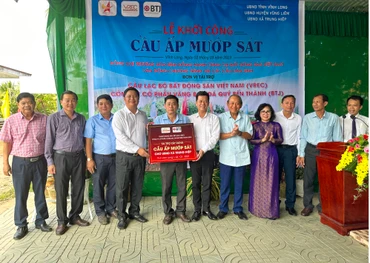 Nguyên Phó Thủ tướng thường trực Trương Hòa Bình cùng nhà tài trợ trao bảng tượng trưng kinh phí xây dựng cầu Mướp Sát. 