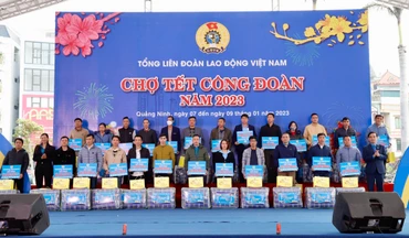 Ban Tổ chức trao quà tặng công nhân, lao động có hoàn cảnh khó khăn.