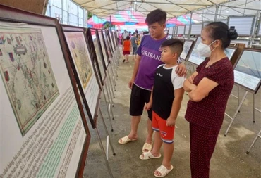 Ba thế hệ cùng tham quan triển lãm.