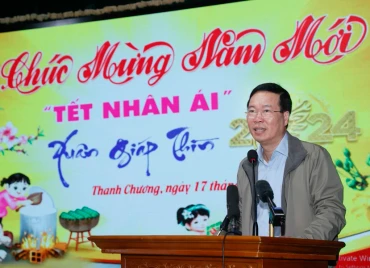 Chủ tịch nước Võ Văn Thưởng thăm hỏi, động viên và chúc Tết nhân dân tham dự chương trình. (Ảnh: TTXVN)