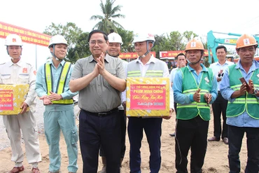 Thủ tướng Chính phủ Phạm Minh Chính tặng quà cho các đơn vị thi công.