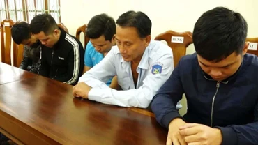 Các đối tượng liên quan bị tạm giữ để làm rõ hành vi đánh bạc qua mạng.