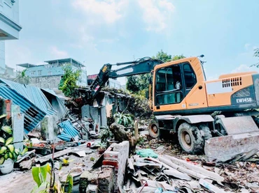 Các phương tiên được huy động để tháo dỡ, giải phóng hoàn toàn mặt bằng dự án đường Đông Khê 2.