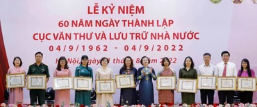 Bộ trưởng Nội vụ Phạm Thị Thanh Trà trao Bằng khen cho các tập thể, cá nhân có nhiều đóng góp cho sự nghiệp phát triển văn thư, lưu trữ. (Ảnh: H.Long)