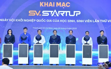Thủ tướng Phạm Minh Chính và các Lãnh đạo thực hiện nghi thức khởi động Ngày hội Khởi nghiệp Quốc gia của học sinh, sinh viên lần thứ VII. (Ảnh: THANH GIANG).