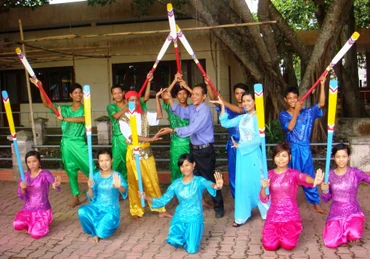 Ông Danh Bê hướng dẫn đội văn nghệ tập múa.