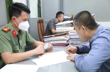 Ông N.T.Q. (bên phải) bị xử phạt hành chính vì đăng tải thông tin sai sự thật. 