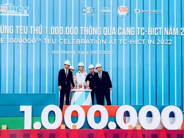 Nhấn nút phát lệnh đón container thứ 1 triệu từ tàu Maersk Copenhagen chạy chuyên tuyến xuyên Thái Bình Dương.