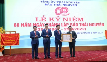 Đồng chí Lê Quốc Minh, Ủy viên Trung ương Đảng, Tổng Biên tập Báo Nhân Dân, Phó Trưởng Ban Tuyên giáo và Dân vận Trung ương, Chủ tịch Hội Nhà báo Việt Nam trao Bằng khen của Ban Tuyên giáo và Dân vận Trung ương cho Báo Thái Nguyên (Ảnh:Thainguyen.gov.vn)