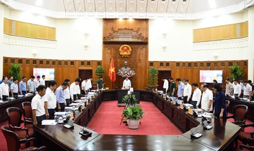 Mở đầu cuộc họp, Thủ tướng Phạm Minh Chính thông tin về công tác chuẩn bị lễ Quốc tang và cùng các đại biểu thành kính dành một phút mặc niệm tưởng nhớ Tổng Bí thư Nguyễn Phú Trọng - Nhà lãnh đạo lỗi lạc, trọn đời vì nước, vì dân.
