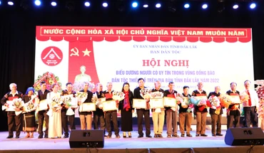 Lãnh đạo Ban Dân tộc tỉnh Đắk Lắk trao tặng Giấy khen cho 100 người có uy tín tiêu biểu trong vùng đồng bào dân tộc thiểu số trên địa bàn tỉnh đã có thành tích xuất sắc trong công tác tuyên truyền, vận động nhân dân tham gia phát triển kinh tế-xã hội, bảo vệ an ninh trật tự, giữ gìn bản sắc văn hóa và đoàn kết dân tộc năm 2022.